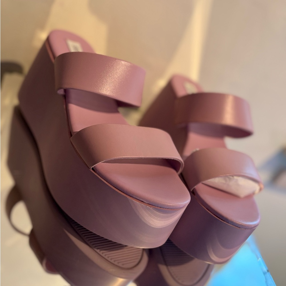 Steve Madden 
Romy platform sandal in lilac purple NWT and Box